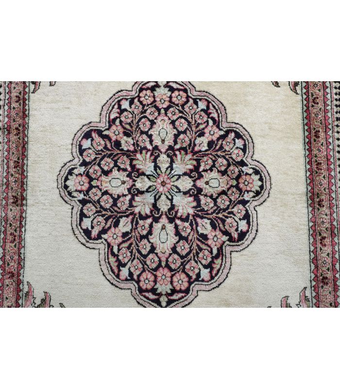 Qum silk